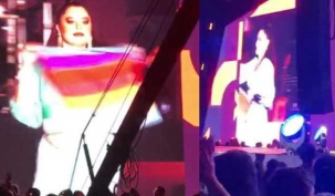 Karaca sahnede LGBT bayrağı açtı